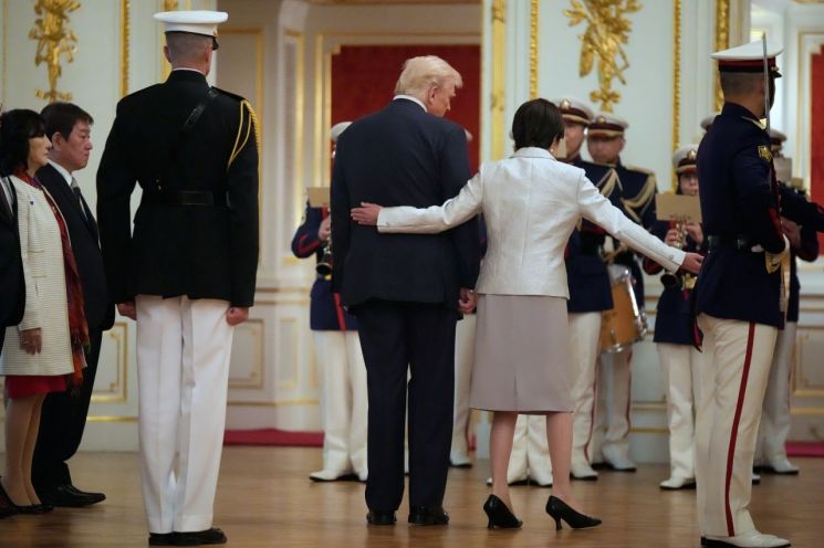 이날 AP통신 등 외신은  트럼프 대통령이 의장대 사열 도중 잠시 어디로 갈 지 방향을 잃어 다카이치 총리가 허리에 손을 얹고 그를 안내하는 모습이 포착됐다고 보도했다. AP연합뉴스