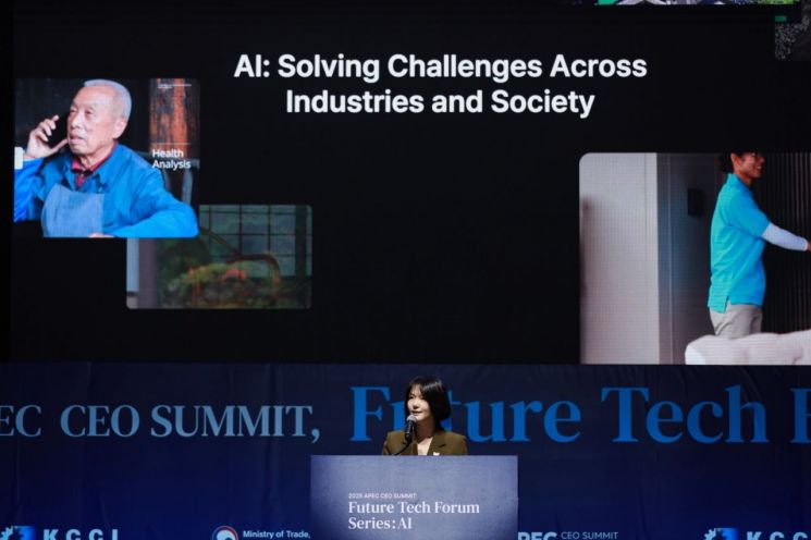 28  2025 아시아태평양경제협력체(APEC )CEO 서밋의 부대행사인 'APEC 퓨처 테크 포럼'에서 기조연설을 하고 있다. 네이버 제공