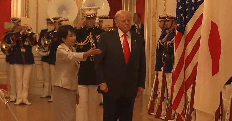 일장기 예우 순서에서 트럼프 대통령은 다카이치 총리의 손짓에도 불구하고 그대로 국기를 스쳐 지나갔다. 상대 국가의 국기 앞에서 촬영하기 위해 다카이치 총리는 자리를 잡았으나 트럼프 대통령은 앞만 보고 걷는 모습이 포착됐다. 백악관 공식 유튜브 채널