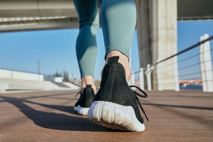 하루 동안 걷는 걸음 수가 같더라도 짧게 여러 번 걷는 것보다 한 번에 10~15분 이상 연속으로 걷는 것이 심혈관질환(CVD)과 사망 위험을 더 크게 낮춘다는 연구 결과가 나왔다. 게티이미지뱅크