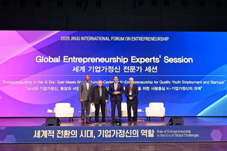 진주시 세계 기업가정신 전문가 세션 단체 사진.