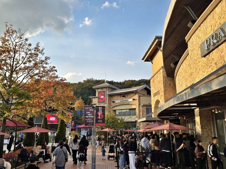 여주 프리미엄 아울렛에서 고객들이 쇼핑을 즐기고 있다. 신세계사이먼 제공
