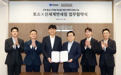 서울 중구 신세계디에프 본사에서 28일 열린 업무협약식에서 방승익 토스 페이스페이 담당자(왼쪽부터), 진필규 토스페이 부문장, 이승건 토스 대표와 이석구 신세계디에프 대표, 김현철 영업·마케팅 총괄, 곽종우 마케팅 담당이 기념 촬영을 하고 있다. 토스