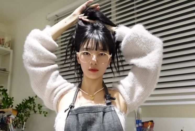 블루엘리펀트 안경은 가수이자 배우인 수지가 브이로그 영상에서 착용해 화제가 됐다. 수지 유튜브