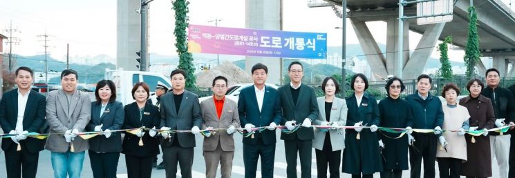방세환 광주시장 등 참석자들이 지난 28일 '역동~양벌 간(중로1-14호선) 도로 개설 공사' 개통식에서 테이프 커팅을 하고 있다. 경기 광주시 제공
