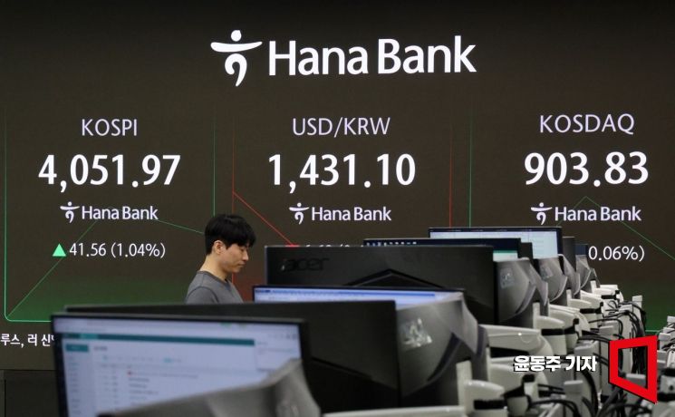 코스피지수가 상승 출발하며 장중 사상 최고치를 다시 한번 경신한 29일 서울 중구 하나은행 딜링룸 현황판에 각종 지수가 표시되고 있다. 2025.10.29 윤동주 기자