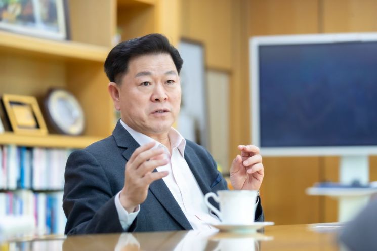 박승원 광명시장은 기본사회 실현이 도시의 지속가능한 성장을 위한 필수조건이라고 강조한다. 광명시 제공