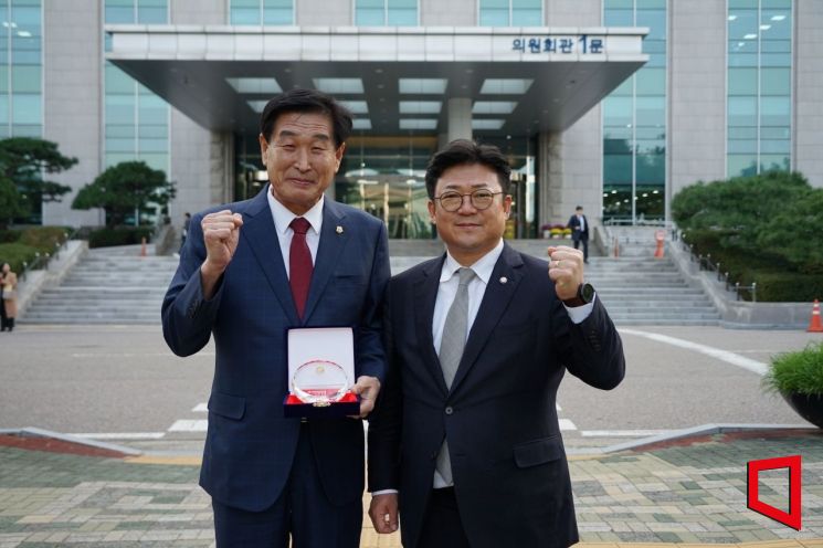 (좌)의정대상을 수상한 김영길시의원 (우)강명구 국회의원(구미 을) 국회회관앞에서 기념촬영/김이환 기자