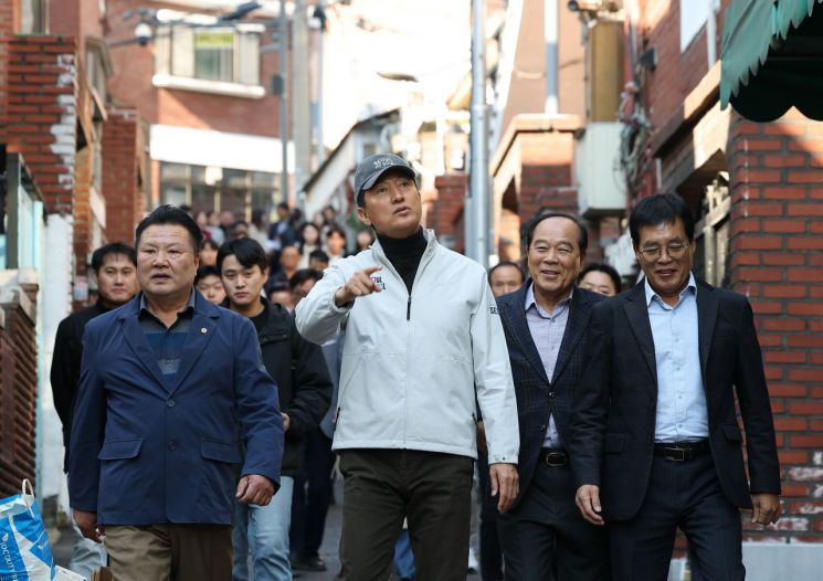 오세훈 서울시장이 28일 서울 구로구 가리봉2구역 재개발 구역을 둘러보며 이동하고 있다. 연합뉴스