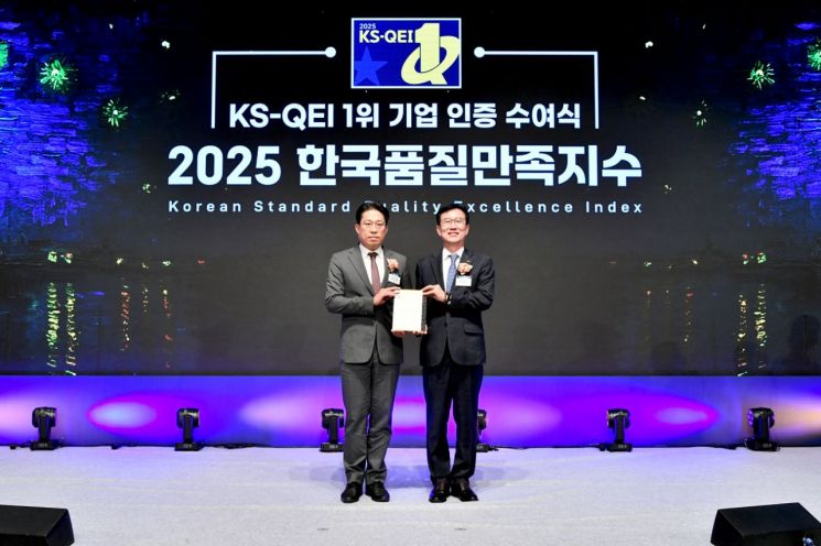 28일 서울 중구 롯데호텔에서 열린 ‘2025 한국품질만족지수(KS-QEI)’ 인증수여식에서 최근영 대동 IMC본부장(왼쪽)이 기념 촬영을 하고 있다. 대동