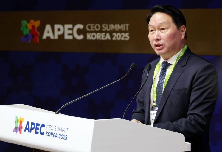 최태원 대한상공회의소 회장 겸 SK그룹 회장이 29일 경북 경주예술의전당에서 열린 'APEC CEO(최고경영자) 서밋'에서 개회사를 하고 있다. 공동취재단.