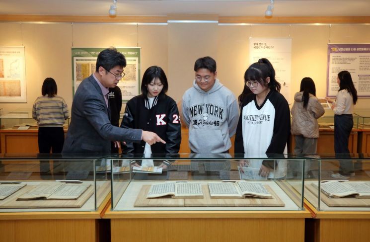 계명대 학생들이 동산도서관 벽오고문헌실에서 해설사로부터 병자호란 관련 고문헌에 대한 설명을 듣고 있다. 계명대 제공