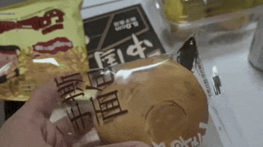 밀봉된 빵에 살아있는 바퀴벌레가... 中 또 위생 논란