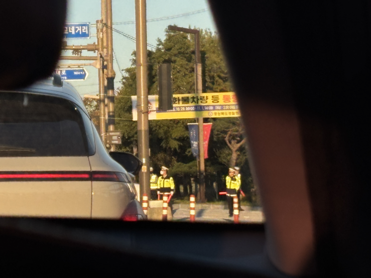 28일 경주역에서 보문단지로 가는 택시 안. 도로 곳곳에 경찰들이 배치돼있다/사진=황서율 기자chestnut@