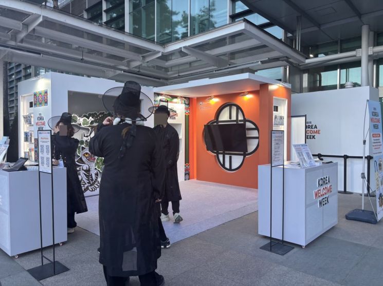 28일 경주역 앞. 넷플릭스 애니메이션 '케이팝 데몬 헌터스'의 '사자보이즈'를 연상시키는 옷차림의 안내원들이 부스에서 대기하고 있다/사진=황서율 기자chestnut@