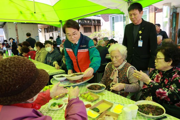 지난 28일 화양읍 눌미리에서 열린 '청도 행복마을 16호' 조성 행사 모습. 청도군 제공