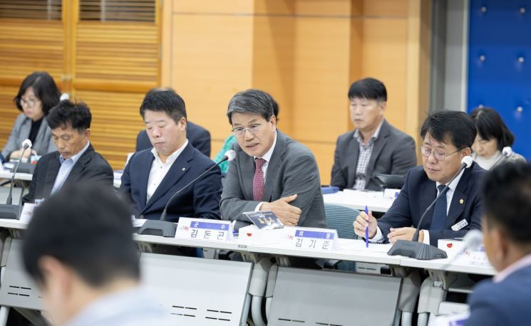 김돈곤 군수가 지난 28일, 군청 대회의실에서 2025고추구기자축제 성과보고회를 진행하고 있다.