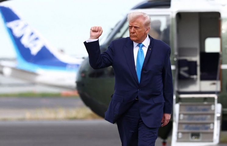 도널드 트럼프 미국 대통령이29일 일본 도쿄 하네다공항에서 전용기 에어포스원으로 이동하며 한국행 비행에 앞서 손짓하고 있다. 로이터연합뉴스