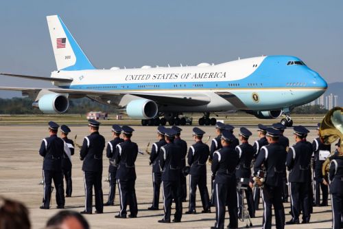 '2025 아시아태평양경제협력체(APEC) 정상회의'를 계기로 국빈 방한하는 도널드 트럼프 미국 대통령의 에어포스원이 29일 부산 김해국제공항에 도착하고 있다. 연합뉴스
