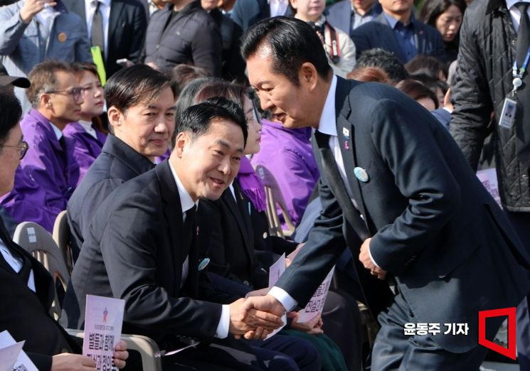 정청래 더불어민주당 대표와 장동혁 국민의힘 대표가 29일 서울 광화문광장에서 열린 '10.29 이태원 참사 3주기 기억식'에 참석, 인사를 나누고 있다. 2025.10.29 윤동주 기자