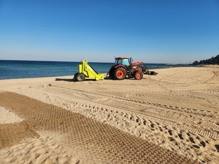 영덕군이 국제H웰니스페스타 행사 장소를 비치 클리너를 활용해 정비하고 있다.