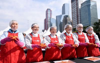 (왼쪽부터) 윤병운 NH투자증권 대표, 최호권 영등포구청장, 서유석 금융투자협회장, 황영기 초록우산어린이재단 회장, 이순호 한국예탁결제원 사장, 김정각 한국증권금융 사장 등이  '제15회 사랑의 김치페어'에서 기념 사진을 촬영하고 있다. 금융투자협회.