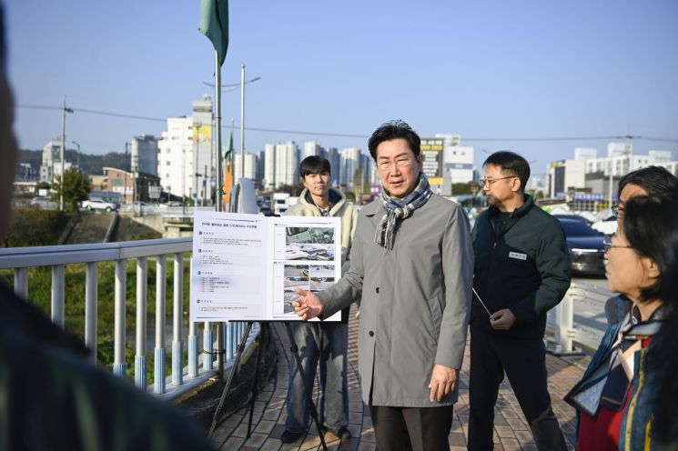 원강수 원주시장, '1.2억 우수사례' 현장서 주민 불편 청취…소통행정 강화