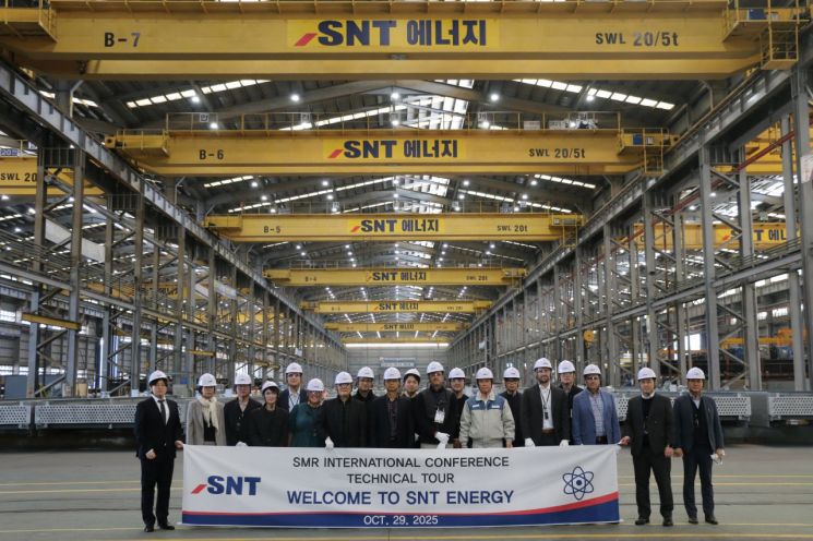 SNT에너지 경남 창원 본사를 방문한 글로벌 SMR 관계자들.