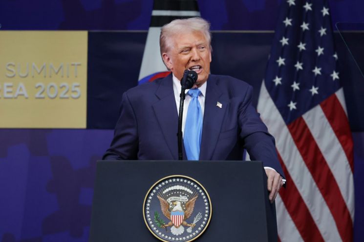 도널드 트럼프 미국 대통령이 29일 경북 경주 예술의전당에서 열린 '2025 아시아태평양경제협력체 최고경영자 서밋(APEC CEO SUMMIT)'에 참석해 연설하고 있다. 연합뉴스