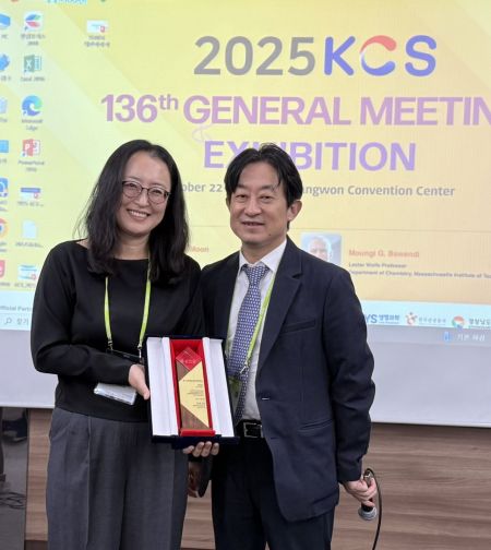 최진실 교수(왼쪽)가 '젊은재료화학자상'을 수상한 후 기념촬영을 하고 있다. 국립한밭대 제공