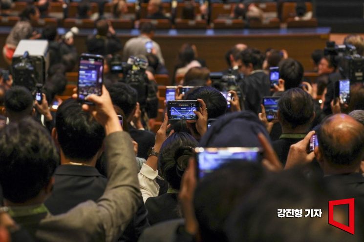 29일 경북 경주 예술의전당에서 열린 '2025 아시아태평양경제협력체 최고경영자 서밋(APEC CEO SUMMIT)'에서 참가자들이 도널드 트럼프 미국 대통령 정상 특별연설을 기다리고 있다. 강진형 기자