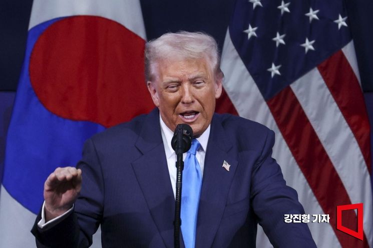 도널드 트럼프 미국 대통령이 29일 경북 경주 예술의전당에서 열린 '2025 아시아태평양경제협력체 최고경영자 서밋(APEC CEO SUMMIT)'에 참석해 정상 특별연설 하고 있다. 강진형 기자