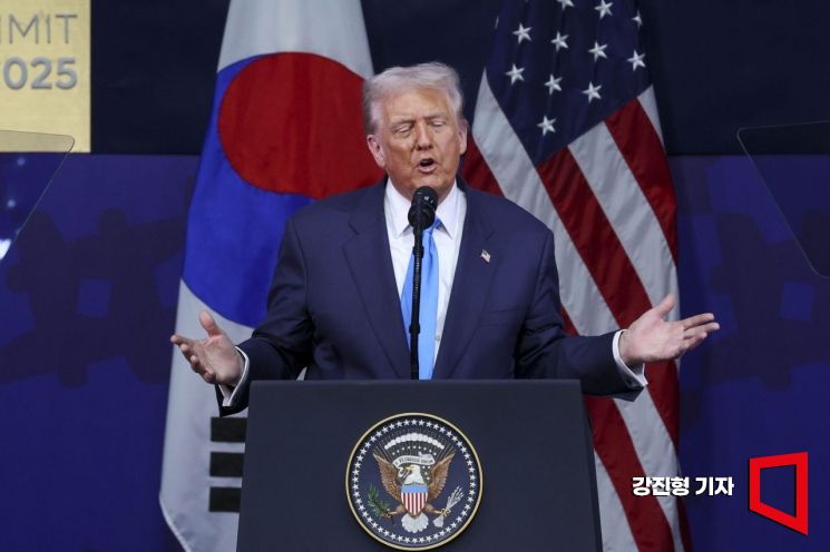 도널드 트럼프 미국 대통령이 29일 경북 경주 예술의전당에서 열린 '2025 아시아태평양경제협력체 최고경영자 서밋(APEC CEO SUMMIT)'에 참석해 정상 특별연설 하고 있다. 강진형 기자