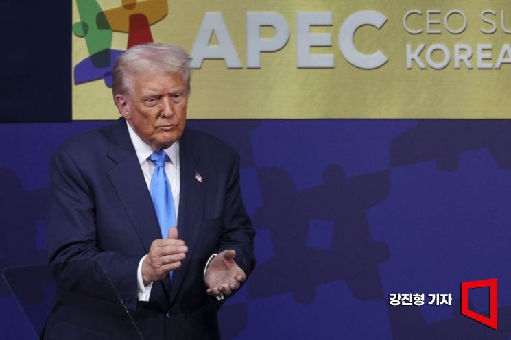 도널드 트럼프 미국 대통령이 29일 경북 경주 예술의전당에서 열린 '2025 아시아태평양경제협력체 최고경영자 서밋(APEC CEO SUMMIT)'에 참석해 정상 특별연설을 마친 뒤 박수치고 있다. 강진형 기자