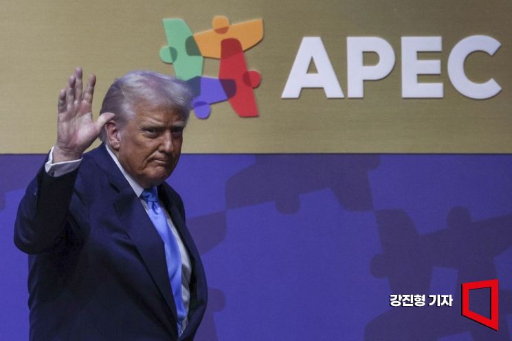 도널드 트럼프 미국 대통령이 29일 경북 경주 예술의전당에서 열린 '2025 아시아태평양경제협력체 최고경영자 서밋(APEC CEO SUMMIT)'에 참석해 정상 특별연설을 마친 뒤 인사하고 있다. 강진형 기자