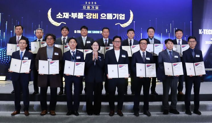 29일 경기도 고양 킨텍스 제1전시관에서 열린 '2025 소재, 부품, 장비, 뿌리' 산업 유공자 포상식에서 오정강 엔켐 대표이사(앞줄 왼쪽에서 3번째) 등 15명이 으뜸기업 지정서를 받았다. 엔켐