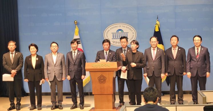 "농어촌 기본소득, 12개 군 모두에서 시작돼야"