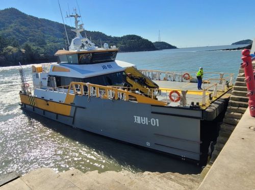 낙월해상풍력에서 운영중인 해상풍력지원선(CTV)인 제비1호가 전남 신안군 하우리항에 정박해 있다. 강희종기자