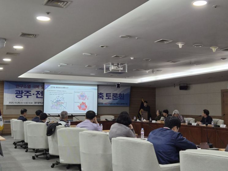 29일 오후 광주시의회 대회의실에서 열린 ‘인구소멸 극복 및 메가시티 조성을 위한 광주·전남 광역교통망 구축 토론회’에서 임광균 송원대 교수가 주제 발표를 하고 있다. 송보현 기자