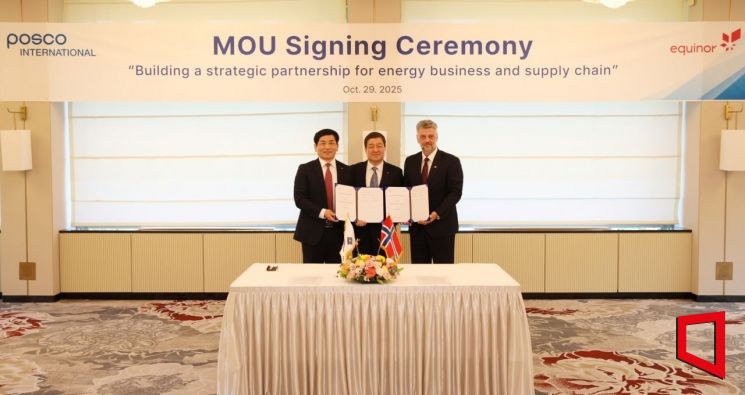 이계인 포스코인터내셔널 사장(가운데)이 29일 비욘 잉게 브라텐 에퀴노르 코리아 대표(오른쪽)와 업무협약을 체결하고 민창기 포스코인터내셔널 에너지사업본부장(왼쪽) 등과 기념촬영을 하고 있다. 포스코인터