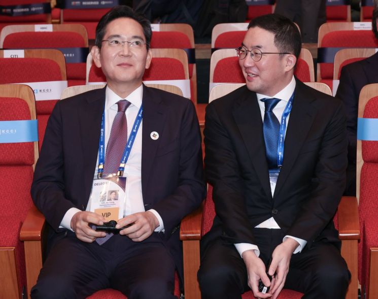 이재용 삼성전자 회장과 구광모 LG그룹 회장이 29일 경주 예술의전당에서 열린 'APEC CEO 서밋'에서 대화하고 있다. 연합뉴스