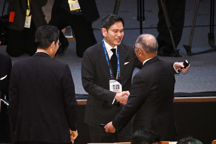 정의선 현대차그룹 회장(오른쪽)과 정용진 신세계 회장, 이재용 삼성전자 회장이 29일 경주 예술의전당에서 열린 APEC CEO 서밋 개회식에서 인사하고 있다.