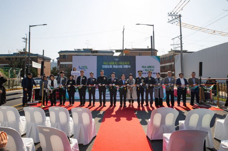 주광덕 남양주시장 등 참석자들이 와부읍 덕소리 일원에서 '덕소·삼패IC~덕소지구 연결도로 개설사업'의 준공을 기념하는 개통식에서 테이프 커팅을 하고 있다. 남양주시 제공