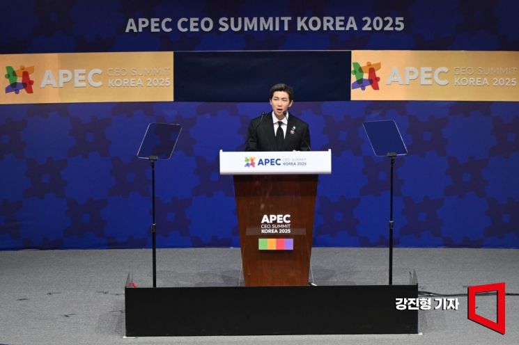 그룹 BTS의 RM(김남준)이 29일 경북 경주예술의전당에서 열린 아시아태평양경제협력체(APEC) 정상회의 최고경영자(CEO) 서밋(Summit)에 참석해 'APEC 지역 내 문화산업과 K-컬쳐 소프트파워'를 주제로 연설하고 있다. 2025.10.29 강진형 기자
