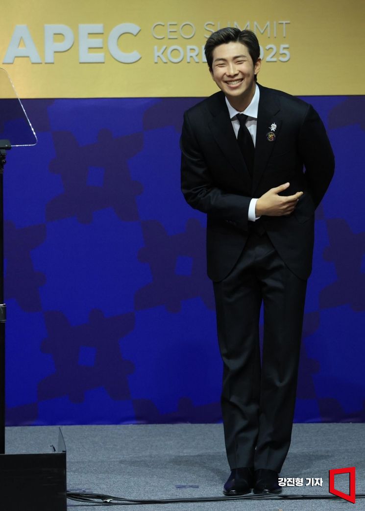 [포토] 연설 마친 뒤 인사하는 BTS RM