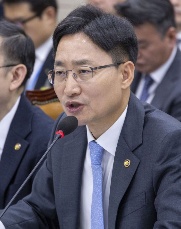 임광현 국세청장이 29일 국회 기획재정위원회에서 열린 2025년 종합 국정감사에 출석해 의원 질의에 답하고 있다. 연합뉴스