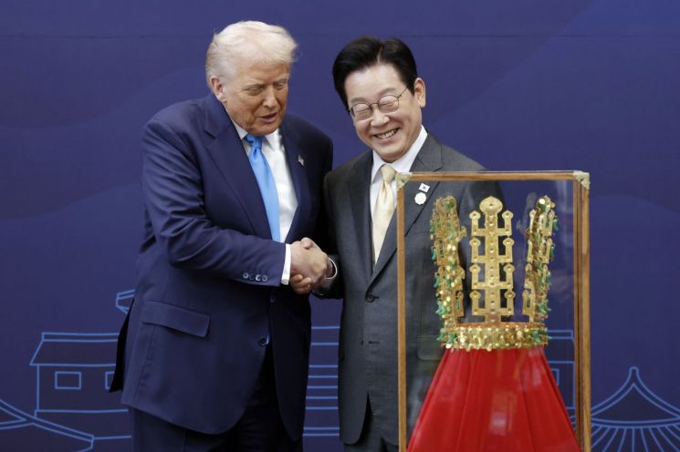 지난달 29일(현지시간) 이재명 대통령(오른쪽)이 도널드 트럼프 미국 대통령에게 경주박물관에서 열린 정상회담에서 금관 모형을 선물하며 악수하고 있다. 연합뉴스