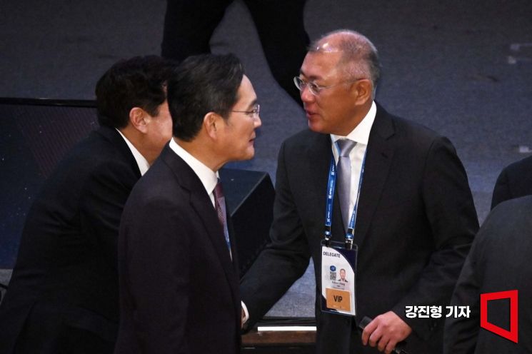 이재용 삼성전자 회장과 정의선 현대자동차그룹 회장이 29일 경북 경주예술의전당에서 열린 아시아태평양경제협력체(APEC) 정상회의 최고경영자(CEO) 서밋(Summit) 개회식에서 참석 기업인들과 인사를 나누고 있다. 2025.10.29 강진형 기자