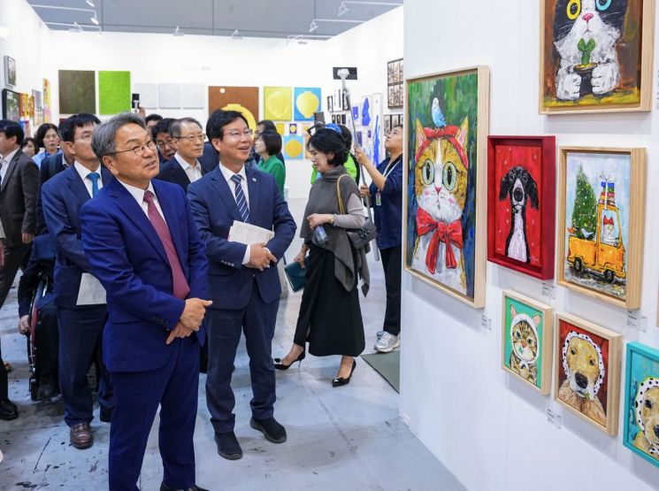 2만8천명 모인 '아트:광주'…국제 미술교류 거점