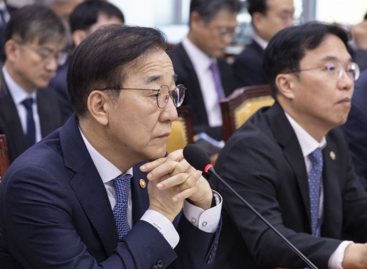 김윤덕 국토교통부 장관이 29일 국회 국토교통위원회에서 열린 2025년도 종합 국정감사에 출석해 부동산 정책을 둘러 싼 여야 의원들의 공방을 지켜보고 있다. 연합뉴스